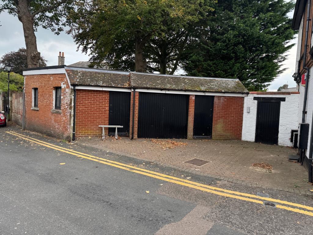 Lot: 106 - VILLAGE PREMISES WITH POTENTIAL - Garage & stores